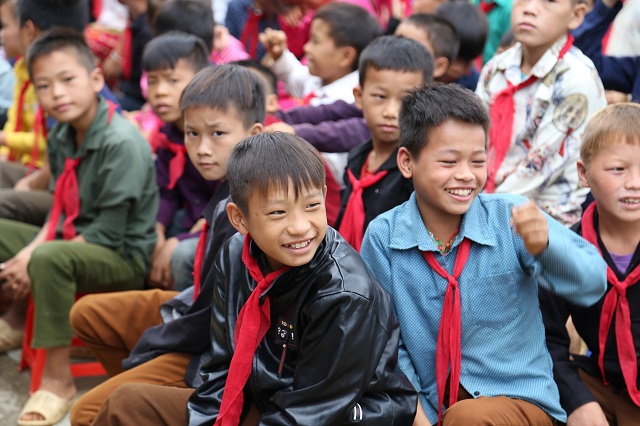 QUỸ TRĂNG XANH VÀ TRƯỜNG VIETSCHOOL ĐỒNG HÀNH “CÙNG EM ĐẾN TRƯỜNG” TẠI MÈO VẠC, HÀ GIANG