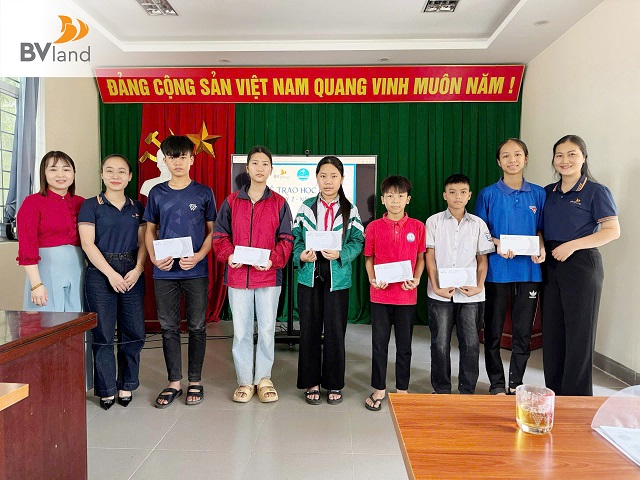 QUỸ TRĂNG XANH: KHÉP LẠI NĂM HỌC VỚI LOẠT THÀNH TÍCH NỔI BẬT CỦA HỌC SINH NGHÈO HIẾU HỌC